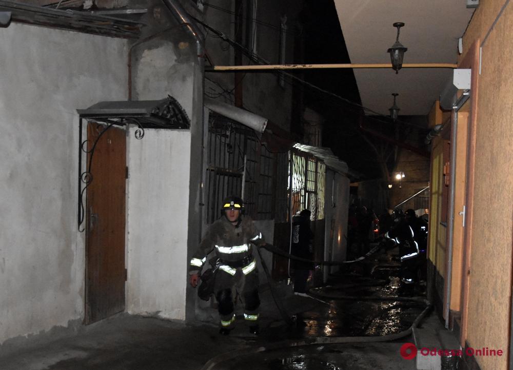В центре Одессы тушили пожар в жилом доме (видео)