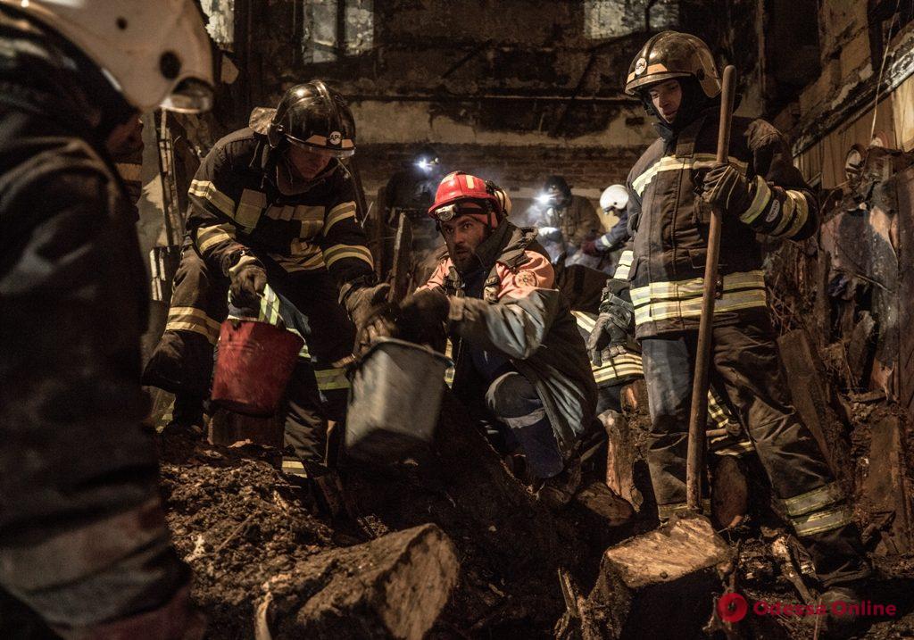 Пожар на Троицкой: спасатели начали разбор конструкций на уровне шестого этажа с помощью «строительной лодки» (фото)