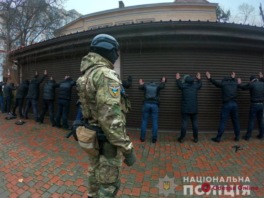 С оружием и в масках: в Одессе произошел конфликт между охранными фирмами