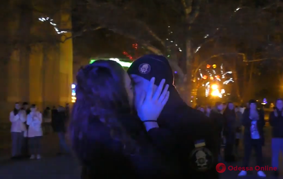 На Думской площади нацгвардеец сделал предложение руки и сердца будущей патрульной (видео)