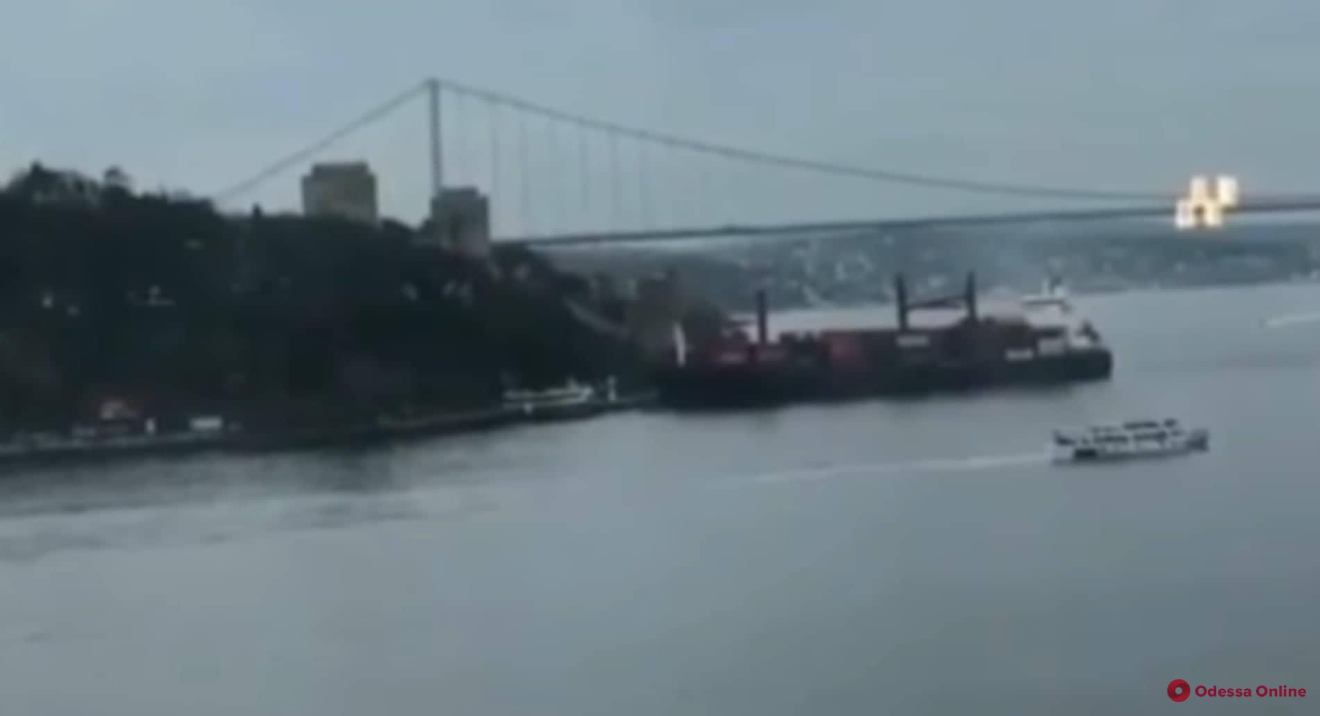 Следовавший из Одессы контейнеровоз врезался в набережную возле крепости Румели Хисары в Стамбуле (видео)