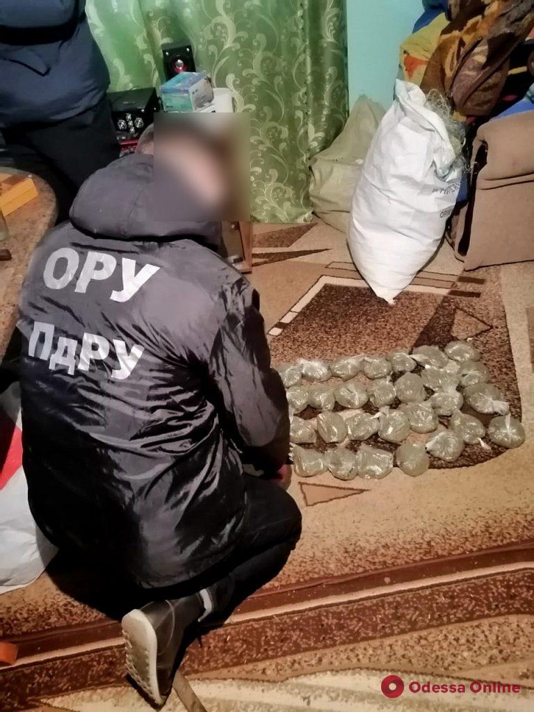 В частном доме в Одесской области обнаружили 3 килограмма марихуаны (видео)