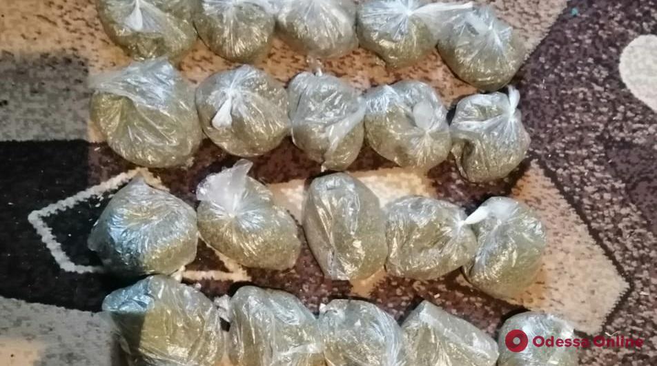 В частном доме в Одесской области обнаружили 3 килограмма марихуаны (видео)