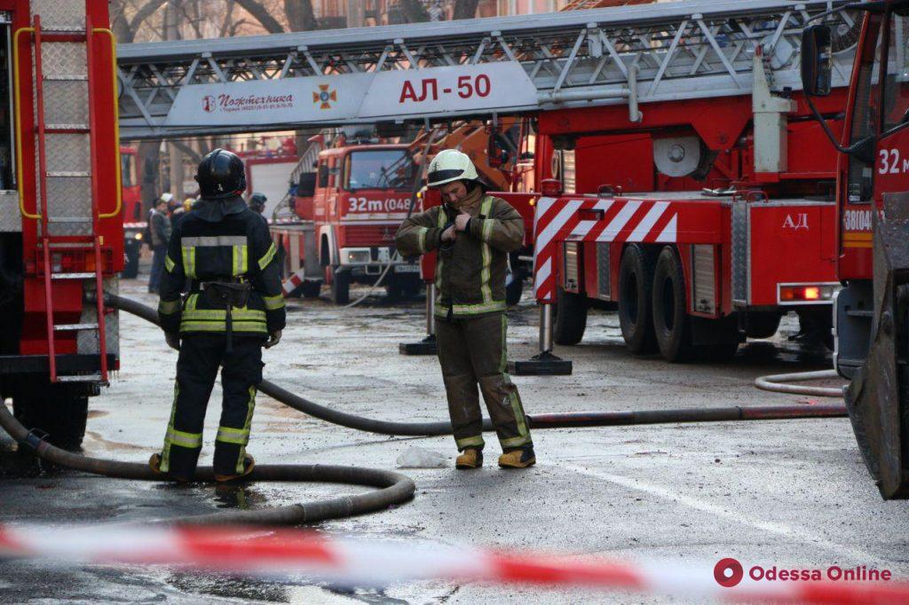 Троицкая сегодня: пожарные продолжают тушить очаги тления в сгоревшем здании (фото)