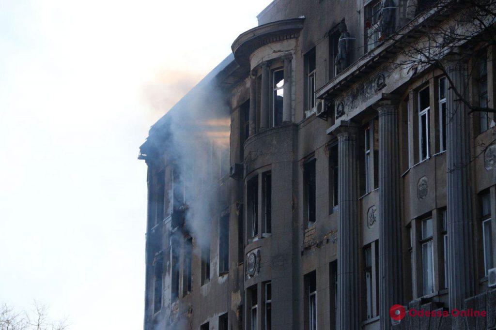 Троицкая сегодня: пожарные продолжают тушить очаги тления в сгоревшем здании (фото)