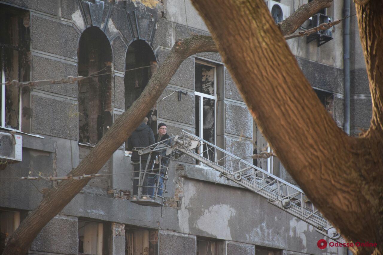 Сотрудники ГСЧС приступили к поискам людей в здании на Троицкой (фото, обновлено)