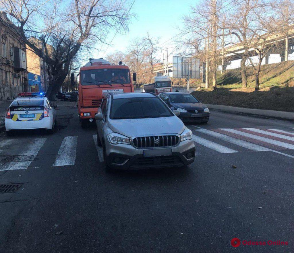 На Приморской КАМАЗ въехал в Suzuki – в результате пострадала женщина-пешеход