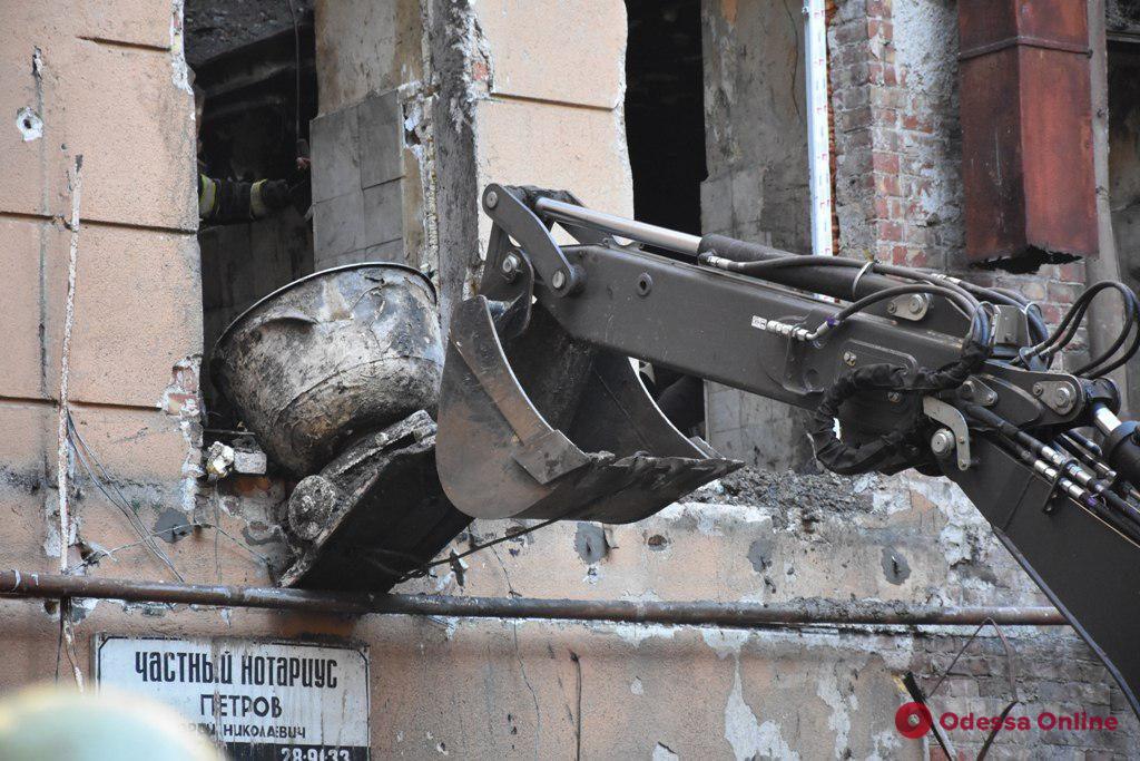 Пожар на Троицкой: спасатели начали разбор конструкций на уровне шестого этажа с помощью «строительной лодки» (фото)
