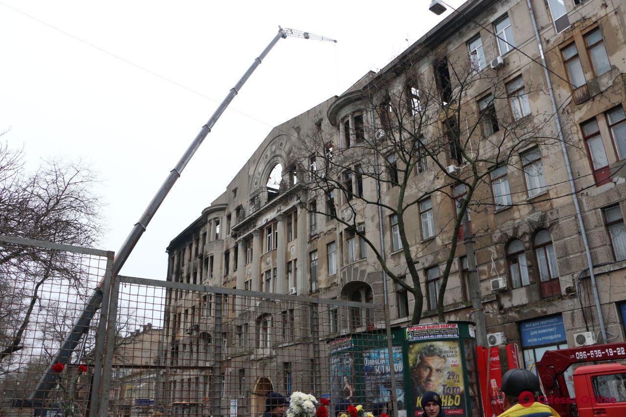 На Троицкой демонтировали еще два этажа аварийной стены сгоревшего дома (обновлено)