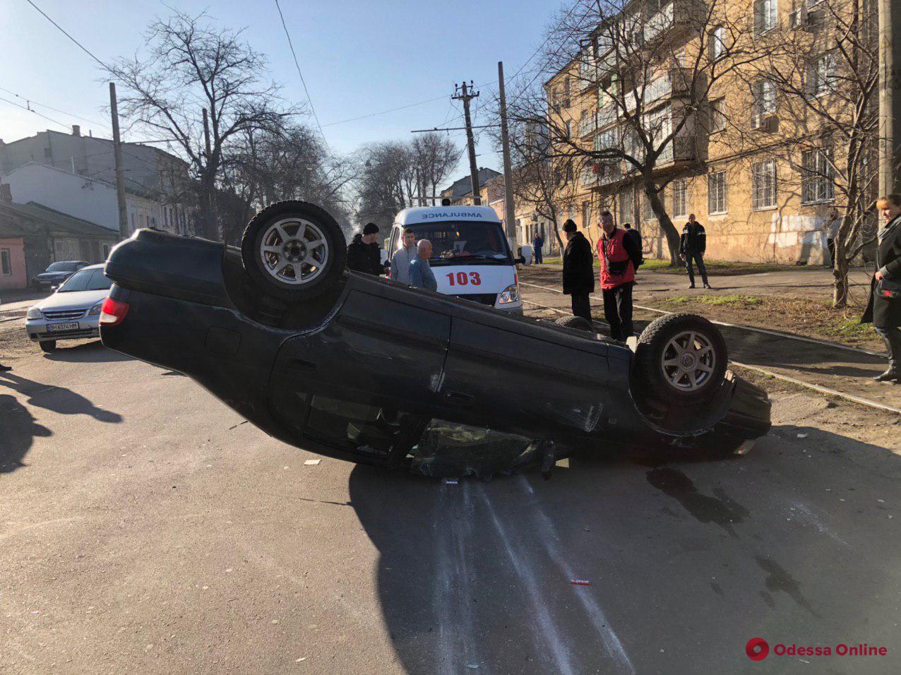 В Одессе Toyota врезалась в Geely и перевернулась (фото)