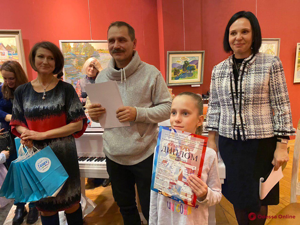 «В мире мечты»: в Одессе открылась выставка детских рисунков (фото, видео)