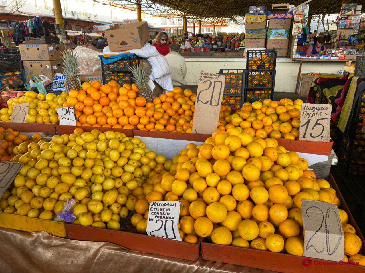 Ананасы, мандарины и «золотая» клубника: воскресные цены на одесском «Привозе»