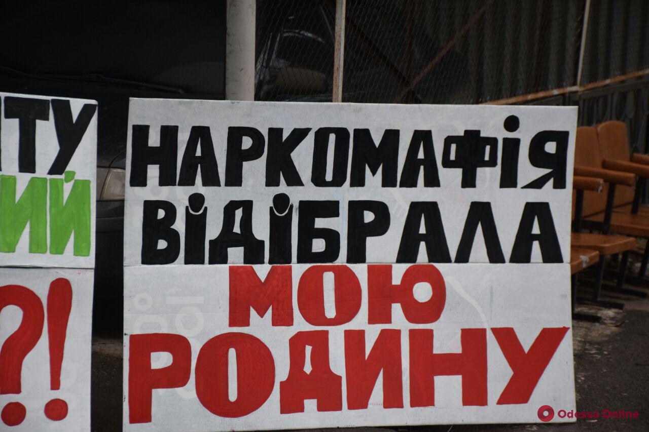 В Одессе Виктор Цой, который 10 лет ищет похищенных жену и дочь, провел пикет (фото, видео)