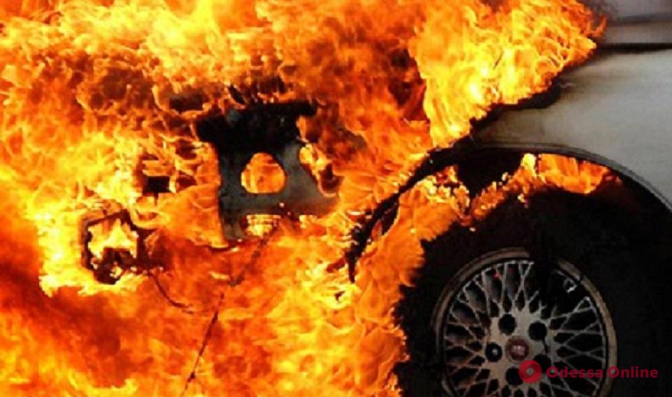 Ночью на Черемушках горели Mercedes и Toyota