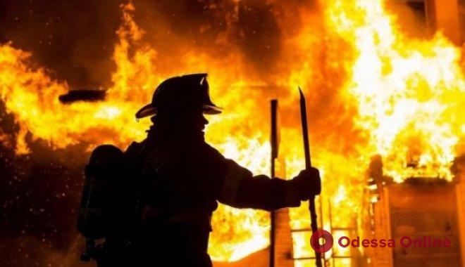 Курил в постели: под Одессой пожарные спасли мужчину