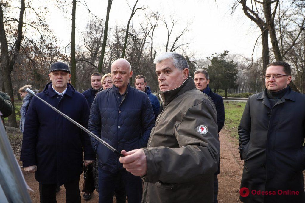 Мэр Одессы прогулялся по зоопарку (фото)