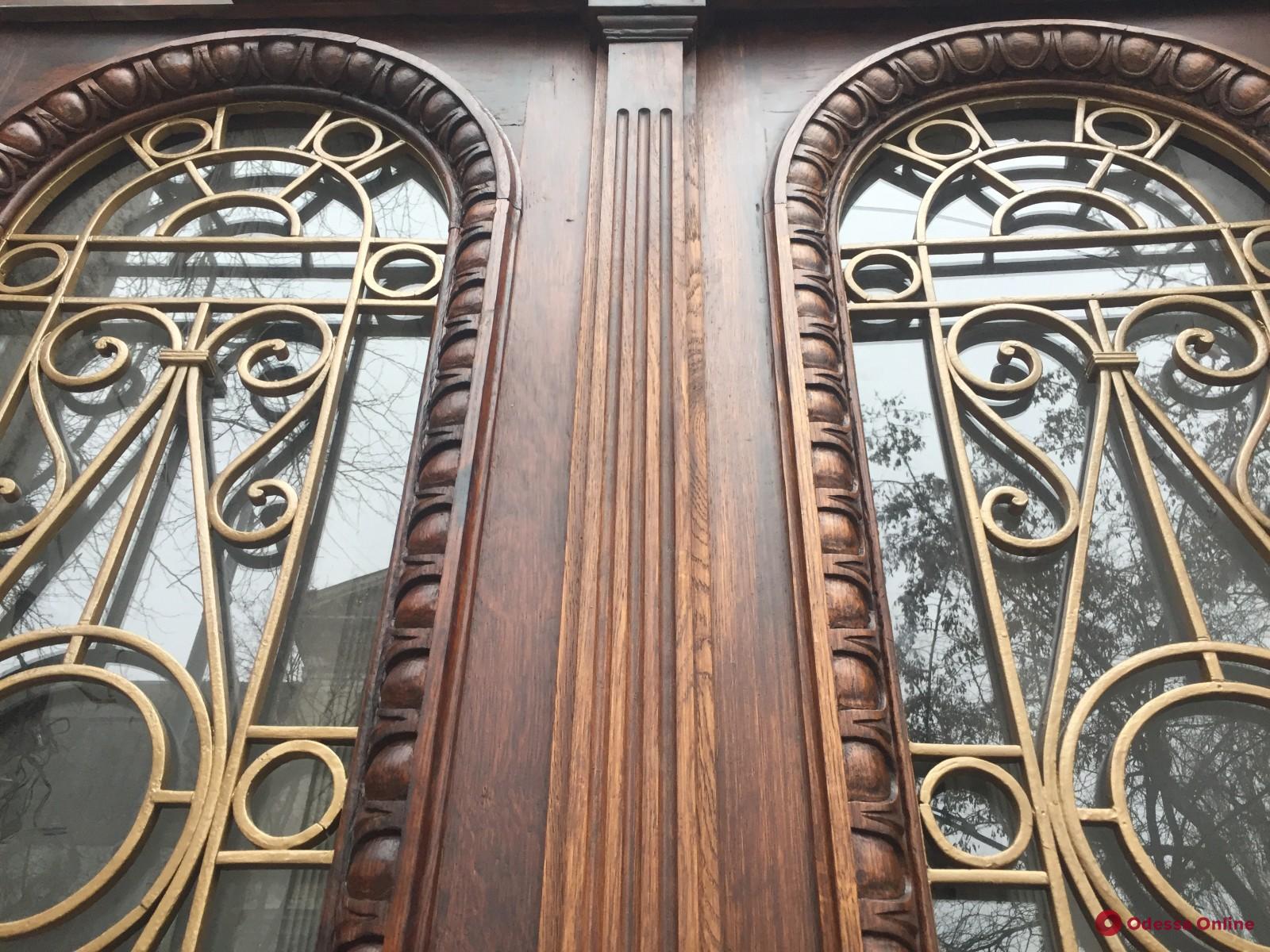 Старинные деревянные двери дома на Преображенской обрели новую жизнь (фото)