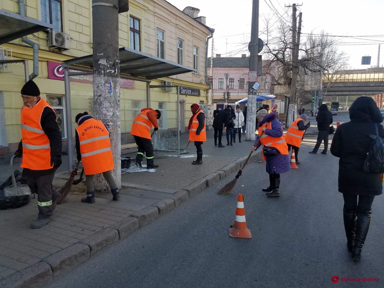 Коммунальщики провели генеральную уборку в Суворовском районе (фото, видео)