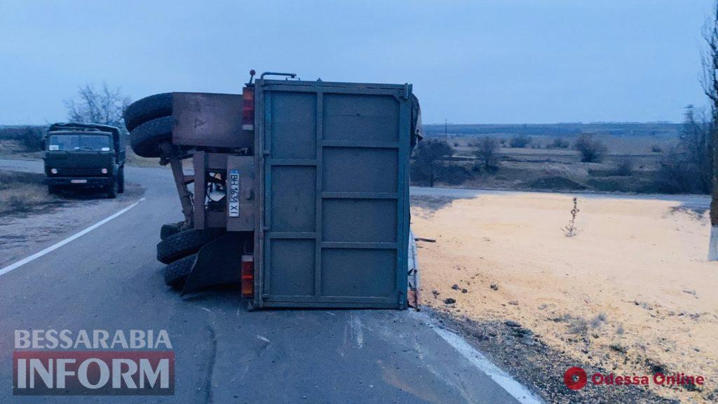 На трассе Одесса-Рени перевернулся грузовик с зерном