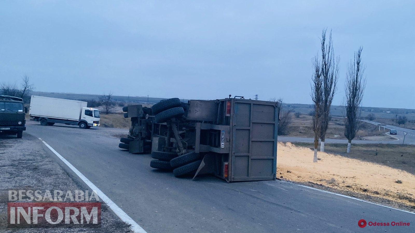На трассе Одесса-Рени перевернулся грузовик с зерном