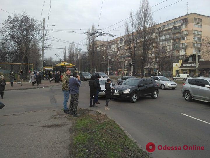 ДТП на площади Толбухина заблокировало движение троллейбусов (фото)
