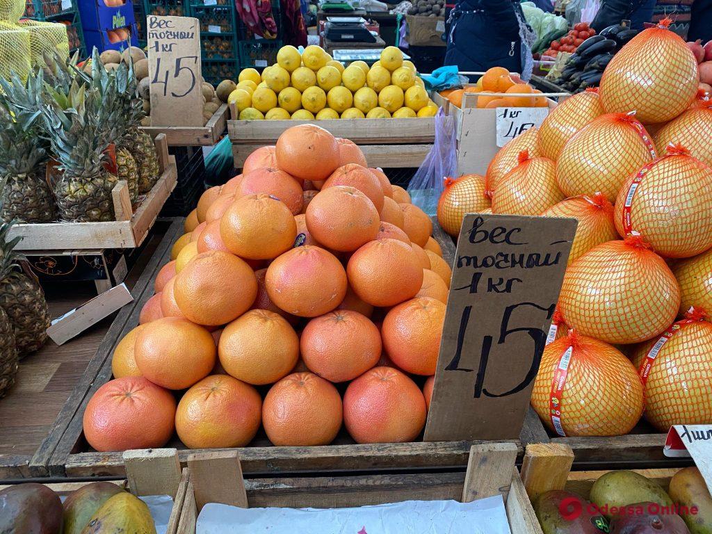 Физалис, хурма и бананы: воскресные цены на Одесском «Привозе»