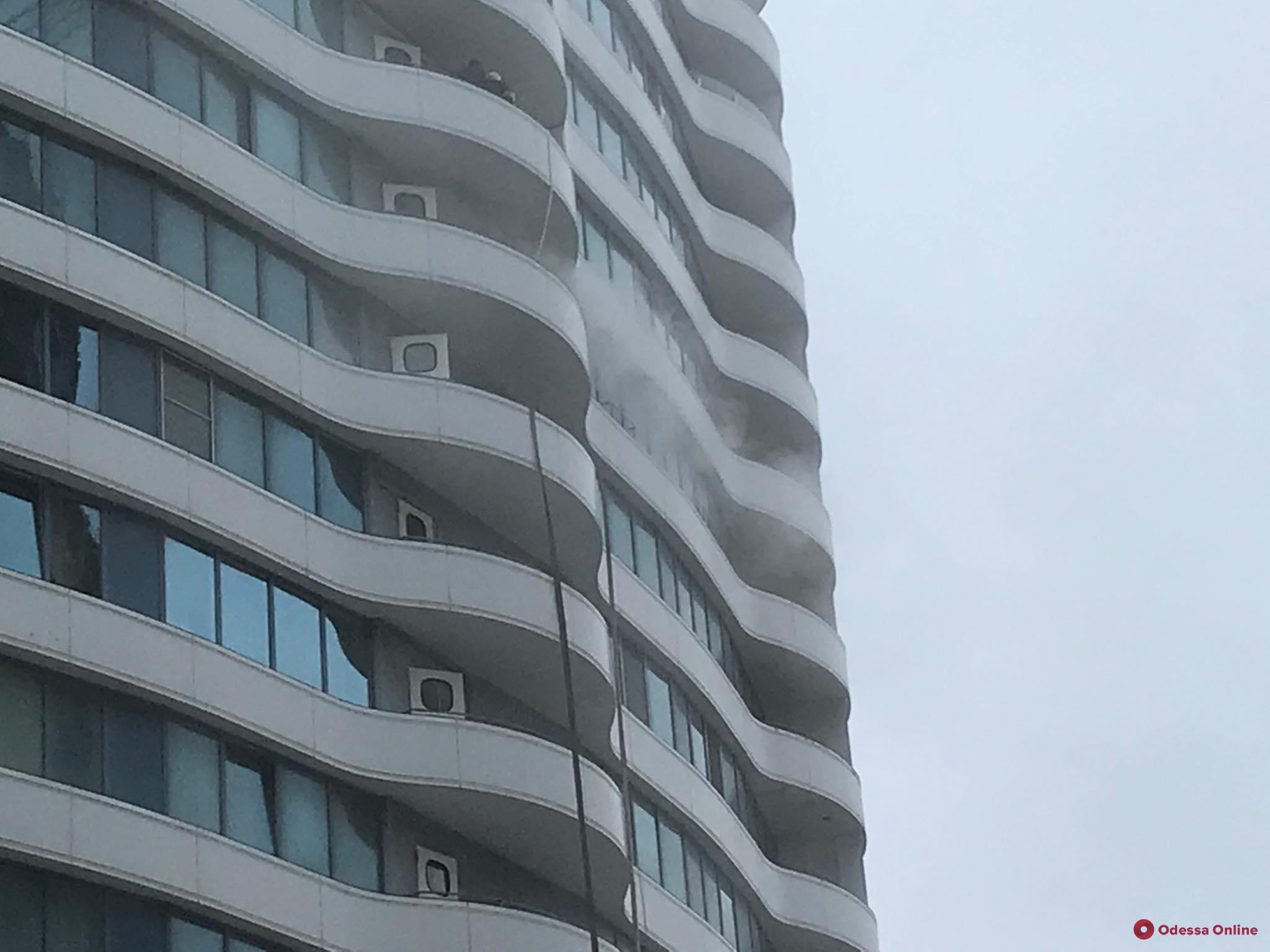 В жилом комплексе на Фонтане тушат пожар (фото, видео, обновлено)