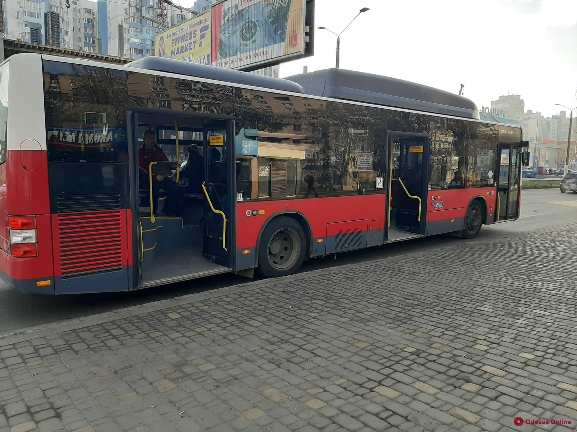 В Одессе на маршруты вышли новые низкопольные автобусы - фото