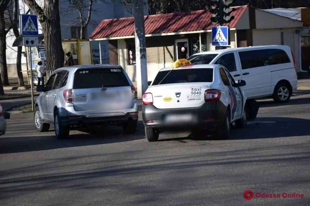 На Черемушках столкнулись Subaru и Dacia (фото)