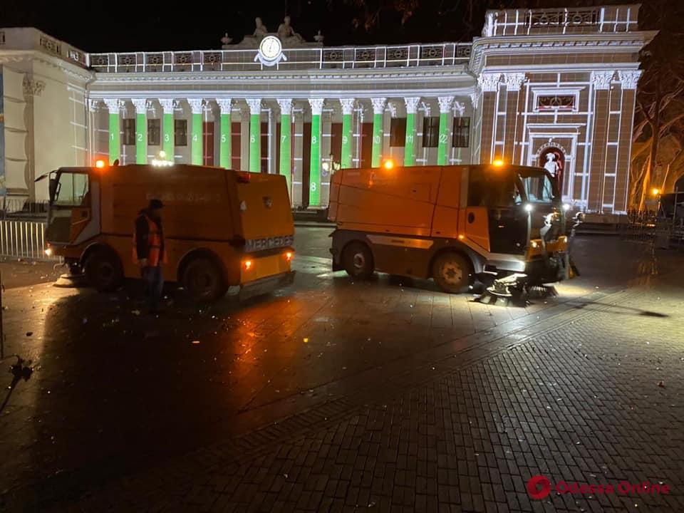 После праздника: с утра пораньше одесские коммунальщики убирали Думскую площадь и центральные улицы (фото)