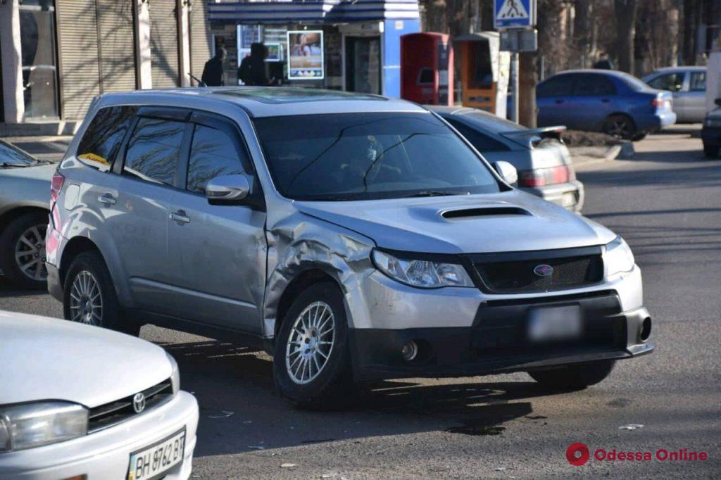На Черемушках столкнулись Subaru и Dacia (фото)