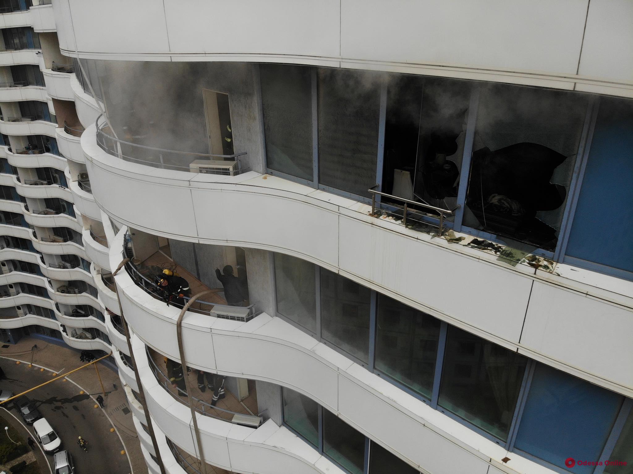 В жилом комплексе на Фонтане тушат пожар (фото, видео, обновлено)