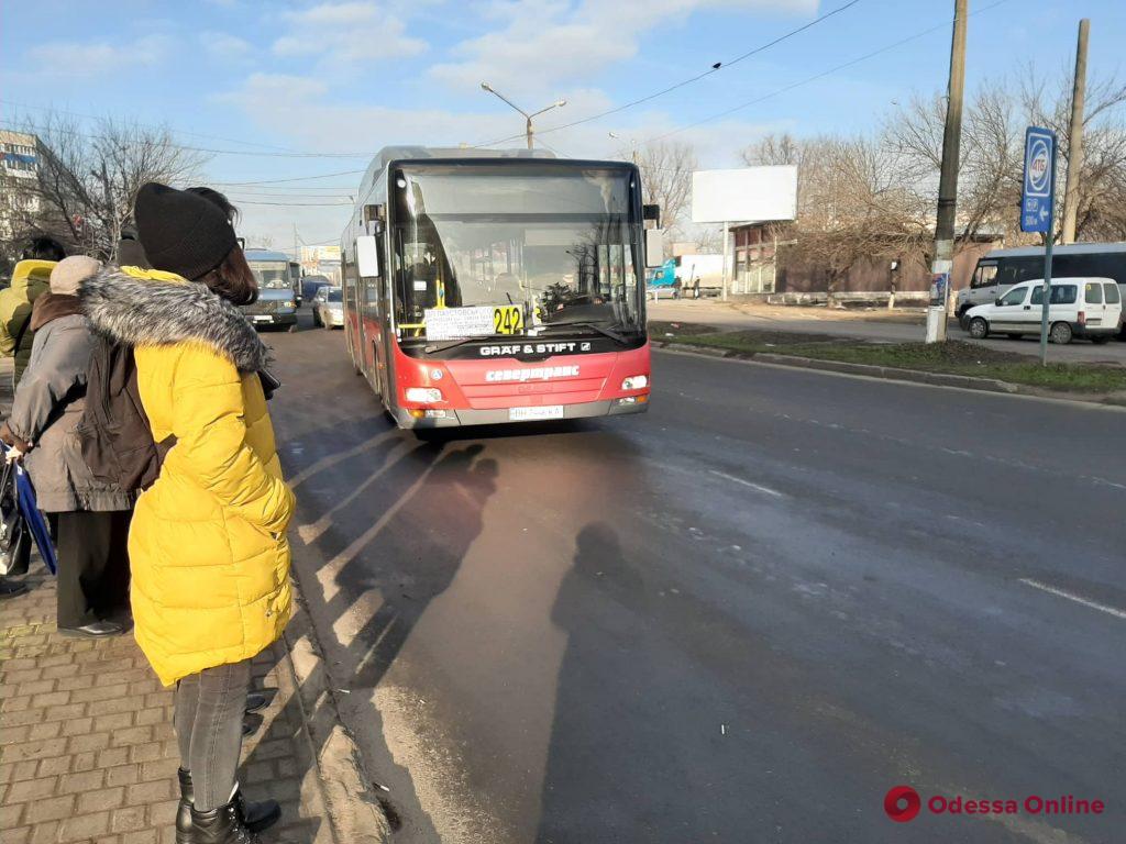 С Таирова на поселок Котовского можно добраться новыми комфортабельными автобусами (фото)