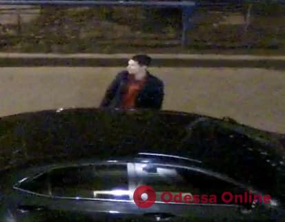 Снова в деле: на Таирова «прославившийся» таксист-воришка сливал бензин из чужих авто (фото)