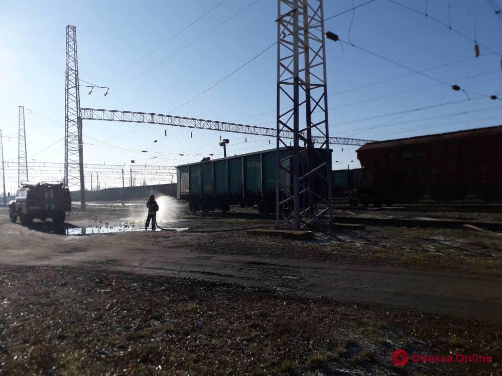 В Одесской области задымился грузовой поезд с серой