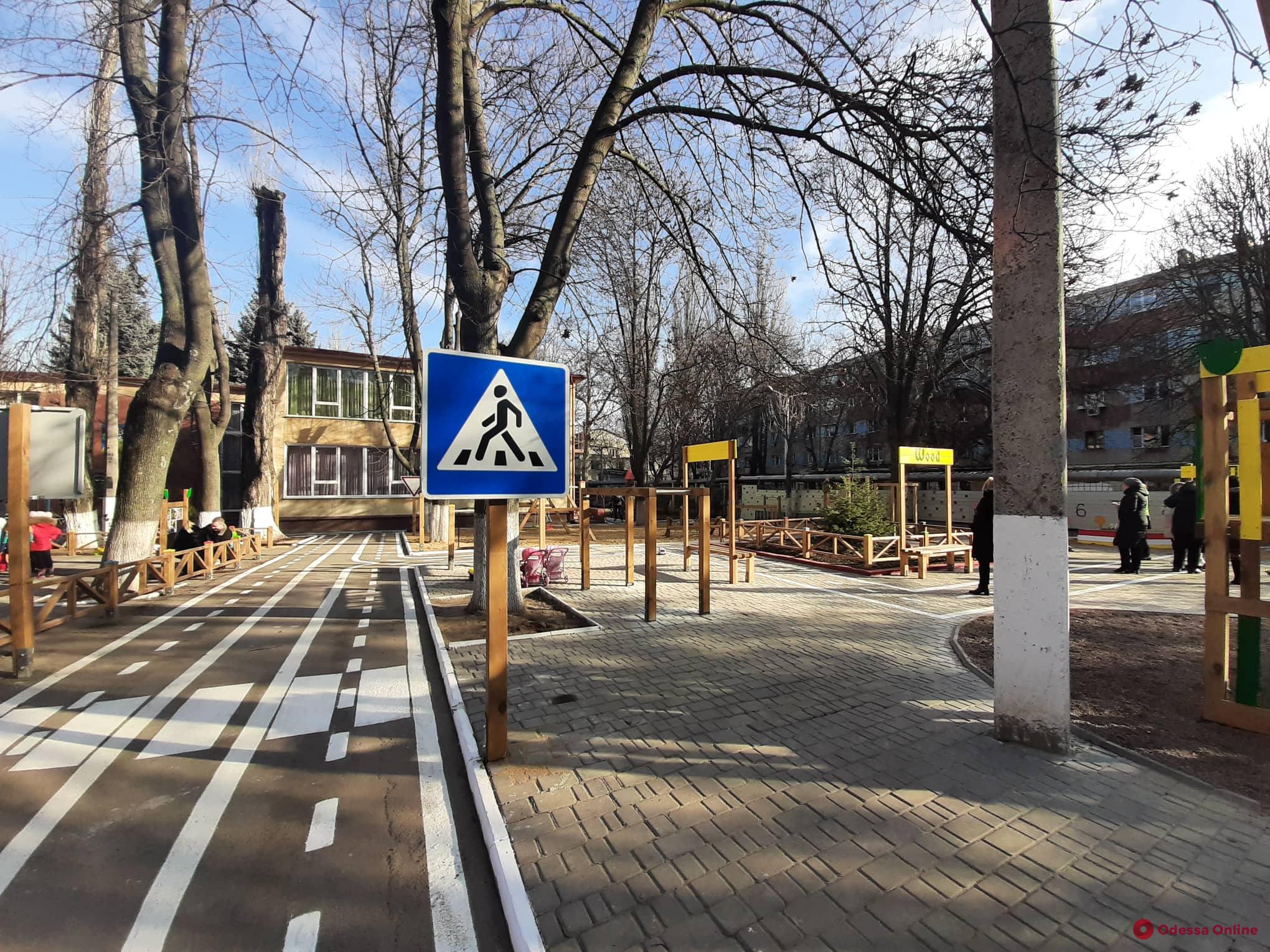 В детском садике на Краснова появился современный игровой мини-городок (фото)