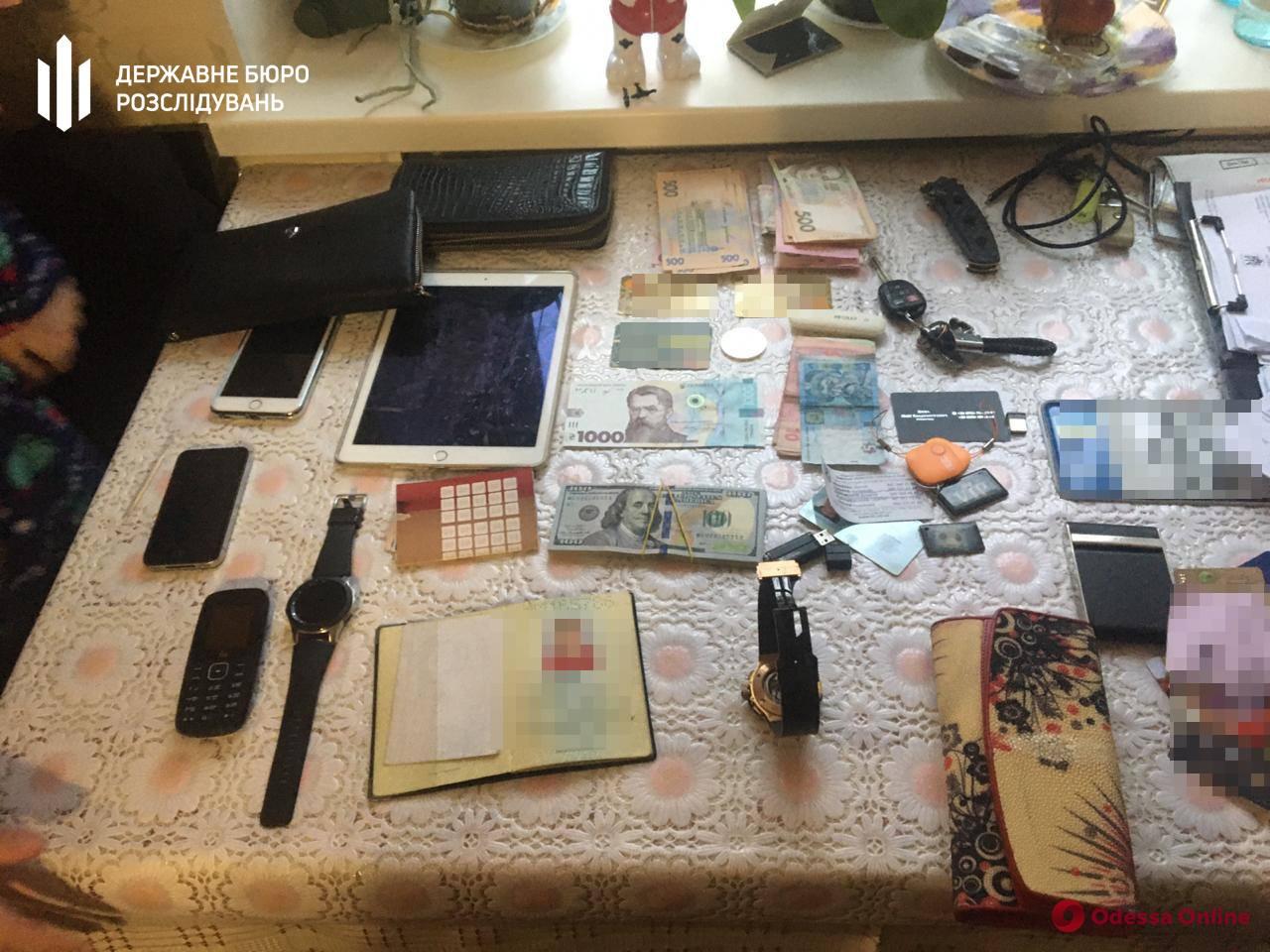 Помогали мошеннику из Польши: двое одесских полицейских имитировали задержание (обновлено)
