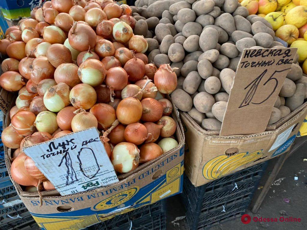 Кумкват, ананас и виноград: воскресные цены на одесском «Привозе»