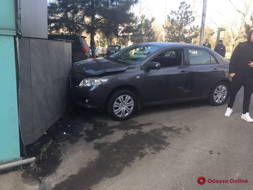 В Одессе Toyota врезалась в стену торгового центра — пострадала пассажирка