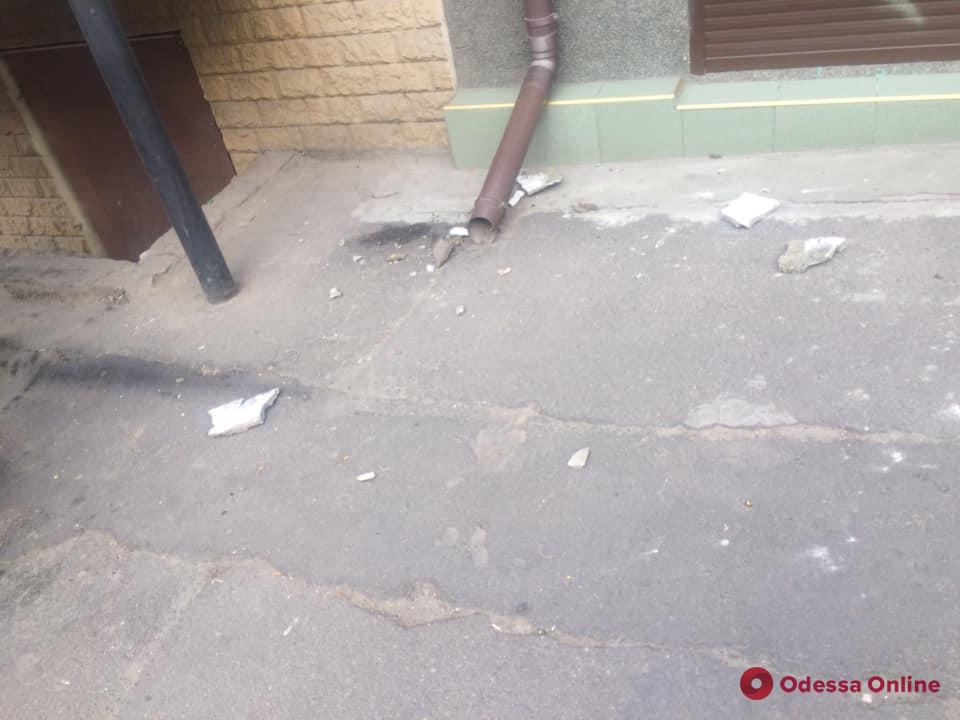 В центре Одессы девушке на голову упал фрагмент фасада