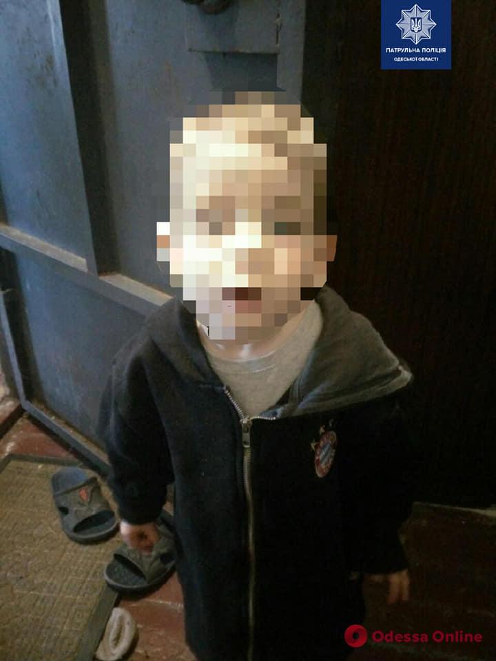 Плакали и звали на помощь: в Одессе горе-мать на два дня бросила детей одних дома