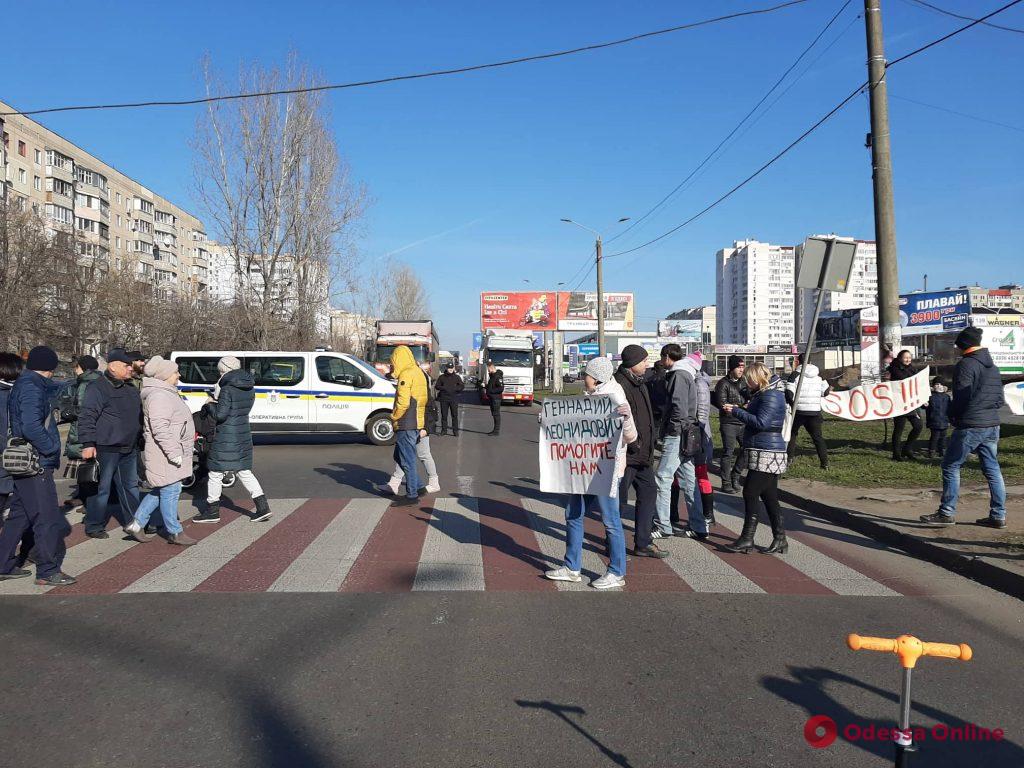 Из-за проблем с электричеством одесситы перекрывали дорогу на поселке Котовского (фото)