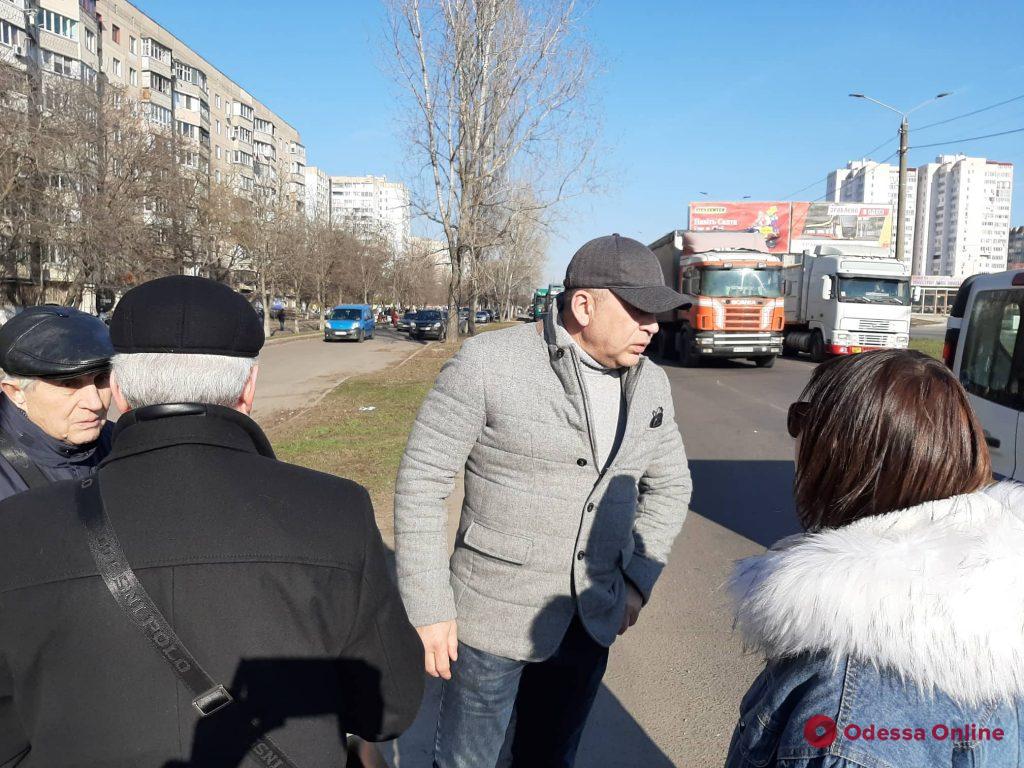 Из-за проблем с электричеством одесситы перекрывали дорогу на поселке Котовского (фото)