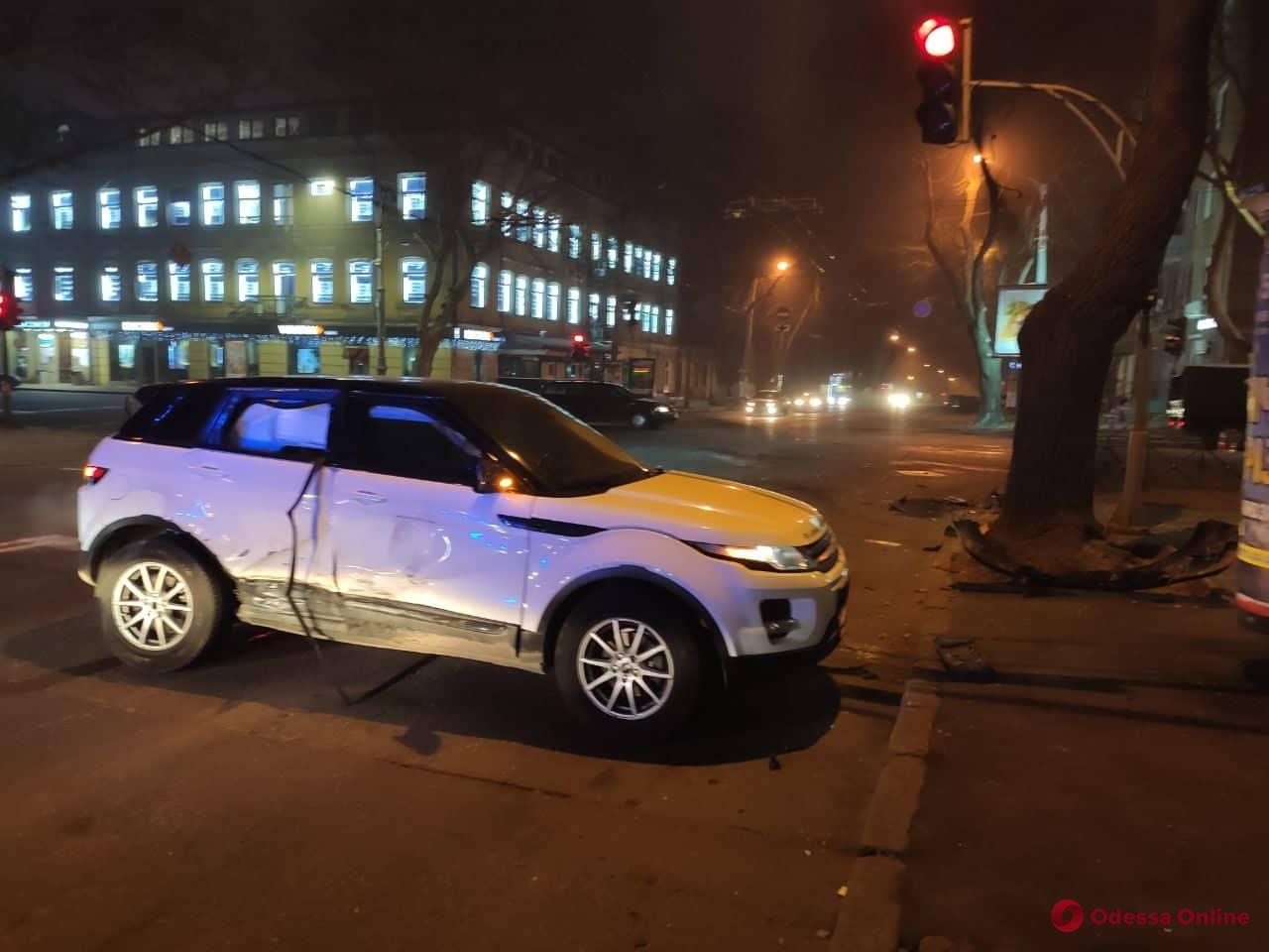 В центре Одессы столкнулись Land Rover и Ford Focus