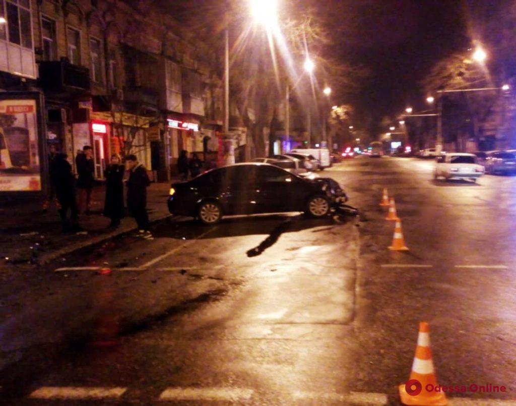 В центре Одессы столкнулись Volkswagen и Chevrolet – есть пострадавший