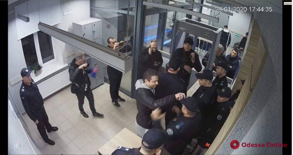 Поскандалил с судебной охраной: одесского активиста отправили под домашний арест