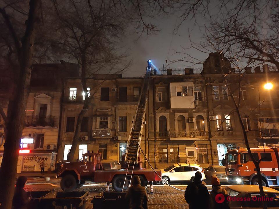 На Нежинской тушат крышу жилого дома (фото, обновлено)