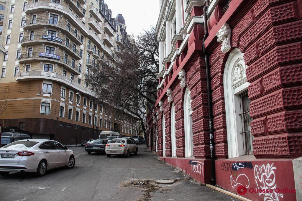 Контрастная Одесса: от строгих высоток до готических домов (фоторепортаж)