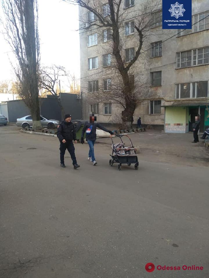 На поселке Котовского трое рецидивистов украли детскую коляску