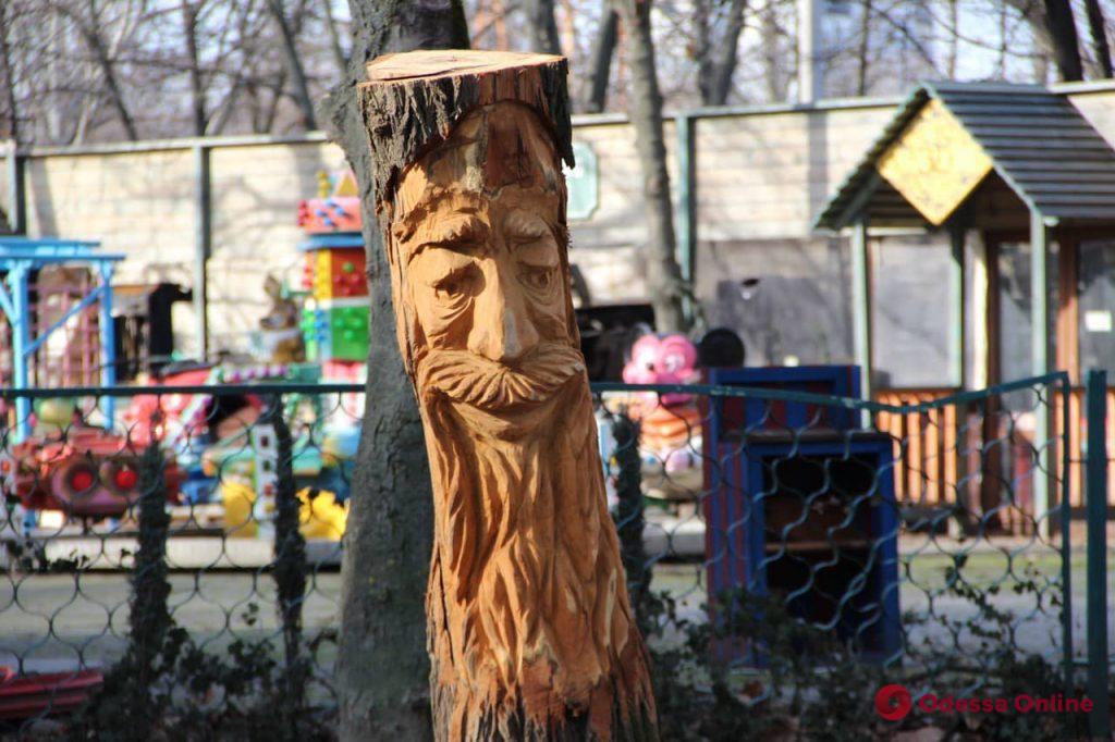 В парке Горького одесский скульптор превратил старые пни в произведения искусства (фото)